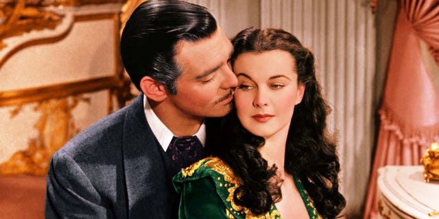 Clark Gable (1901–1960), US-Schauspieler, und Vivien Leigh (1913–1967), britische Schauspielerin, in einer noch herausgegebenen Werbung für den Film „Vom Winde verweht“, 1939. Das Drama unter der Regie von Victor Fleming (1889 -1949) spielte Gable als „Rhett Butler“ und Leigh als „Scarlett O’Hara“.  (Foto von Silver Screen Collection/Getty Images)