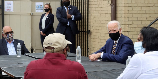 Democratic U.S. presidential candidate and former Vice President Joe Biden meets with customers at the sports bar Carlette?s Hideaway during a campaign stop in Yeadon, Pennsylvania U.S., June 17, 2020. REUTERS/Jonathan Ernst - RC25BH9GOCQF