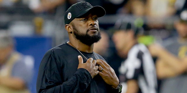 In this Dec. 8, 2019, 파일 사진, Pittsburgh Steelers head coach Mike Tomlin is shown prior to an NFL football game against the Arizona Cardinals, in Glendale, 애리조나.