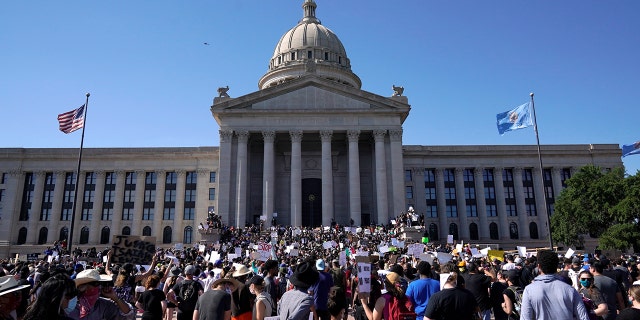 Protesters pack the plaza in front of the Oklahoma State Capitol during a Black Lives Matter protest during nationwide unrest following the death in Minneapolis police custody of George Floyd, in Oklahoma City, Oklahoma, U.S., May 31, 2020. REUTERS/Nick Oxford - RC210H95SWOK