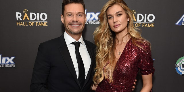 Inductee Ryan Seacrest en Shayna Taylor wonen de Radio Hall of Fame Class of 2019 Induction Ceremony bij in Gotham Hall op 08 november 2019, in New York City. (Foto door Michael Kovac/Getty Images for Radio Hall of Fame)