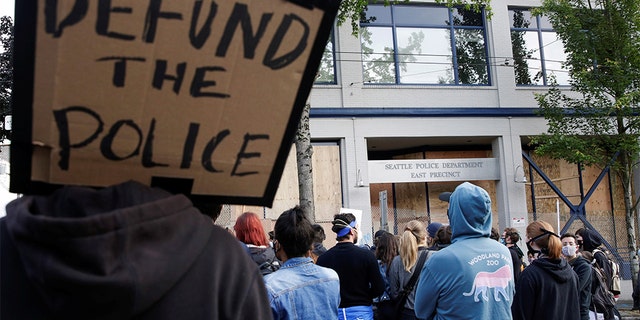 A protester holds a sign that reads "defund the police" after Seattle police leave the eastern part of the department and people continue to stand up against racial inequality and death as George Floyd is in custody by Minneapolis Police in Seattle, Washington, States United, June 8, 2020 (REUTERS / Jason Redmond) 