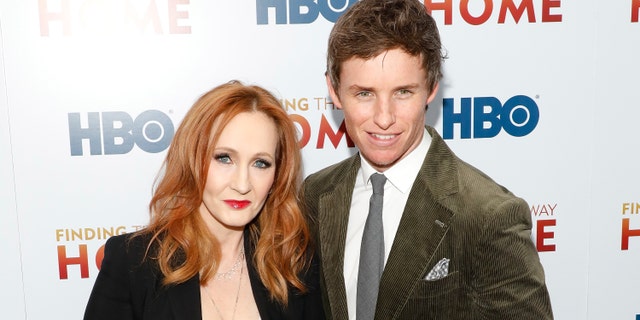 J.K. Rowling (sinistra) has been defended by Eddie Redmayne after receiving backlash he called 'absolutely disgusting' for her comments on transgender identity and biological sex. (Photo by Taylor Hill/FilmMagic)