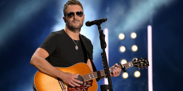 Eric Church Grabs Attention At 2020 Acms With Stick That In Your Country Song Fox News - im walking on sunshine roblox