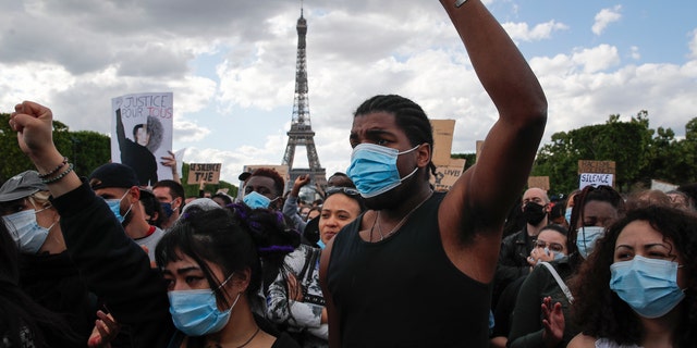France to ban police chokeholds on detained suspects