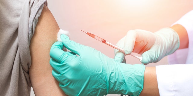 corona tracker vaccine