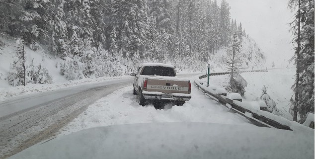 Heavy snow fell in Idaho on Wednesday morning, cuasing some vehicles to get stuck as up to 10 inches of snow was reported in some locations.