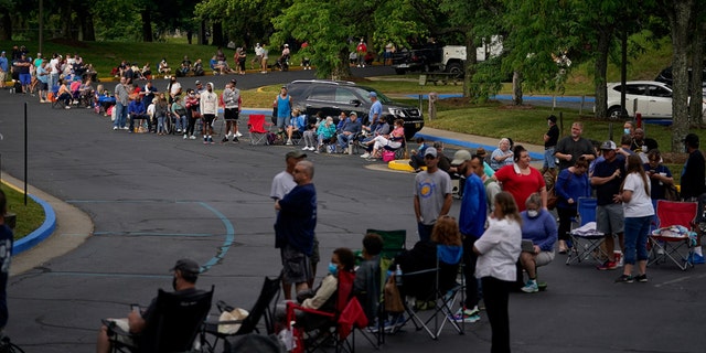 People line up outside Kentucky Career Center prior to its opening to find assistance with their unemployment claims in Frankfort, Ky., June 18, 2020. (REUTERS/Bryan Woolston)