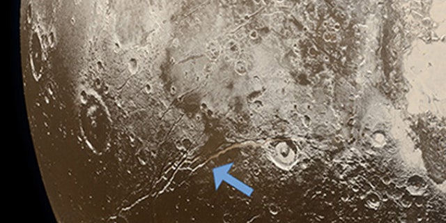 冥王星表面的伸展断层(箭头)表明矮行星冰冷的外壳膨胀,这归因于地下海洋的冻结。 (图片来源:NASA /约翰霍普金斯大学应用物理实验室/西南研究所/亚历克斯·帕克)