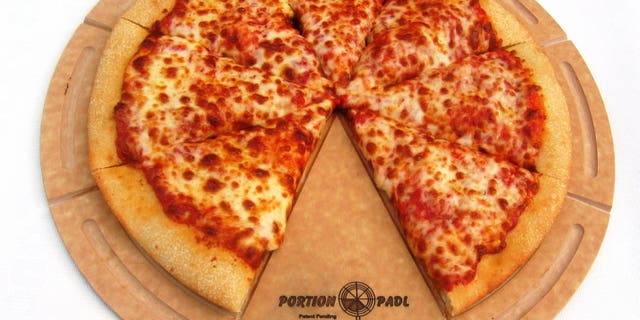 In addition to the touchless border, the paddle has perfectly proportioned grooves so eaters knows each slice is equal in size.