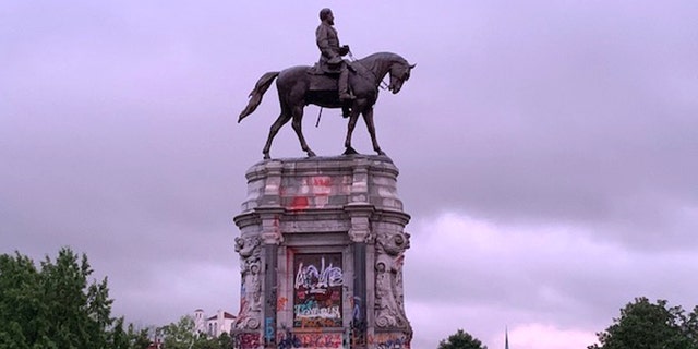 Statue of Gen. Robert E. Lee on Monument Ave in Richmond, Va.