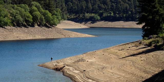 A closer look at very low water levels at Howden Reservoir. (SWNS)