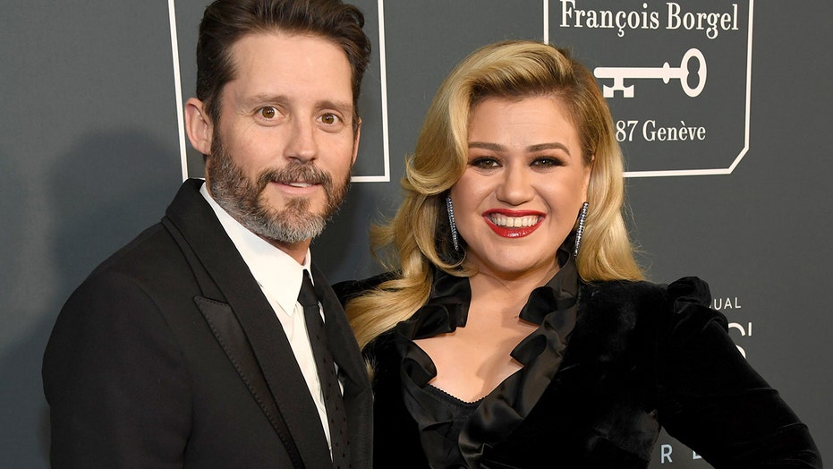 Kelly Clarkson explains why she can't be 'truly open' about 'certain  aspects' of her divorce | Fox News