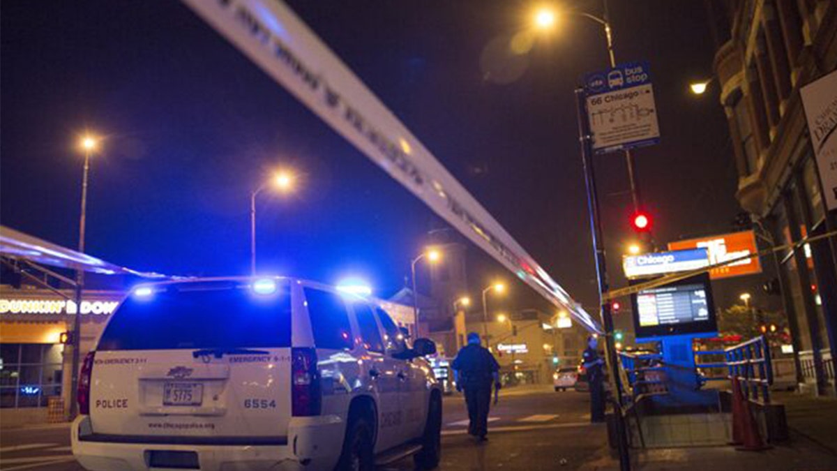 Chicago police investigate crime scene 