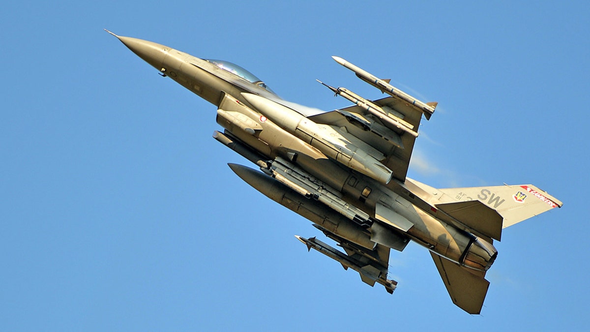 An F-16CM Fighting Falcon assigned to the 77th Fighter Squadron flies over Poinsett Electronic Combat Range, Wedgefield, S.C., in 2016. The 20th Fighter Wing says one if its F-16CM Fighting Falcons crashed at Shaw Air Force base late Tuesday night, killing its pilot.