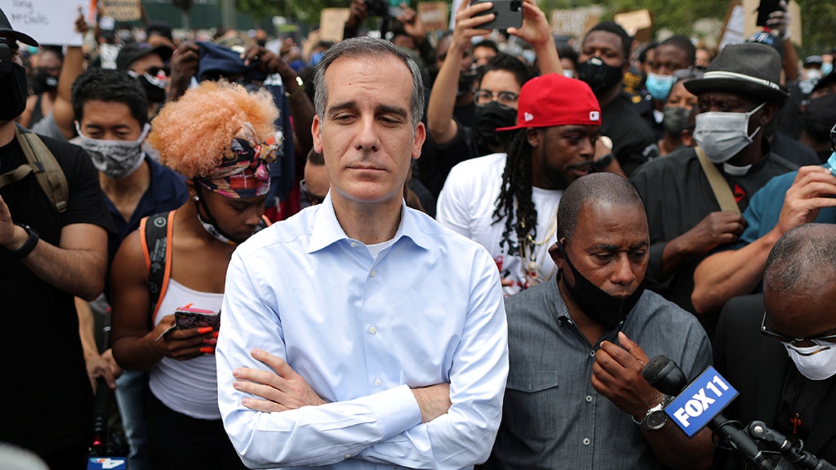 A Los Angeles police officer who was once assigned to Mayor Eric Garcetti’s security detail claims in a lawsuit that an aide sexually harassed him for years in the presence of the mayor. (REUTERS/Lucy Nicholson)