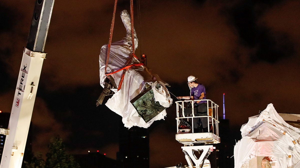 Christopher Columbus statue is being removed from the Grant Park in Chicago, Illinois, U.S. July 24, 2020. REUTERS/Kamil Krzaczynski - RC2LZH9CDMEE