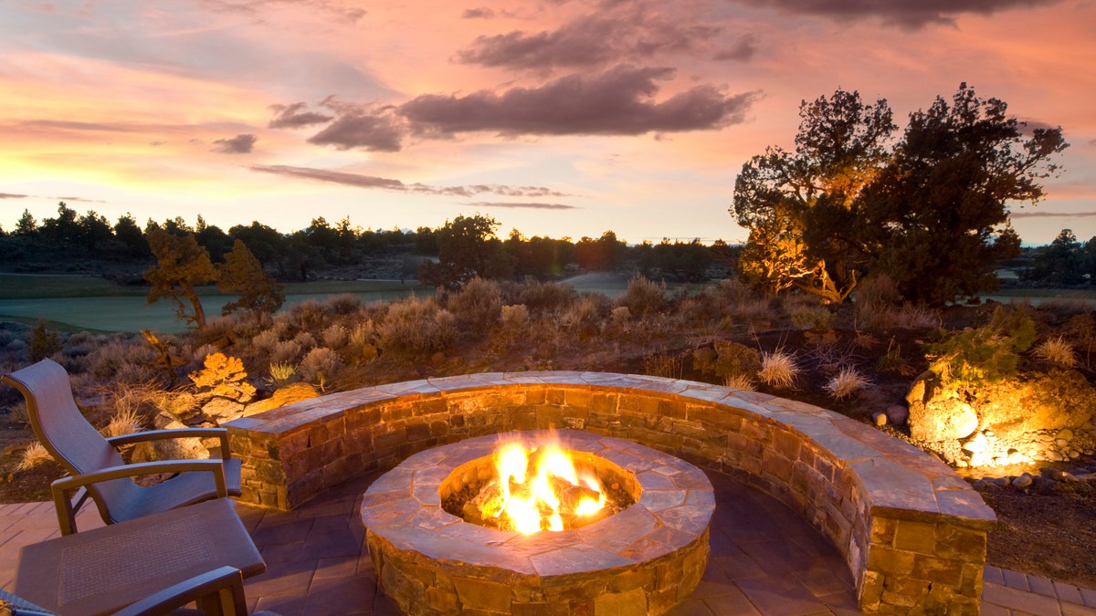 The ever-versatile outdoor fireplace can burn propane, natural gas, or wood, and quickly cozy up the ambiance of an outdoor area.