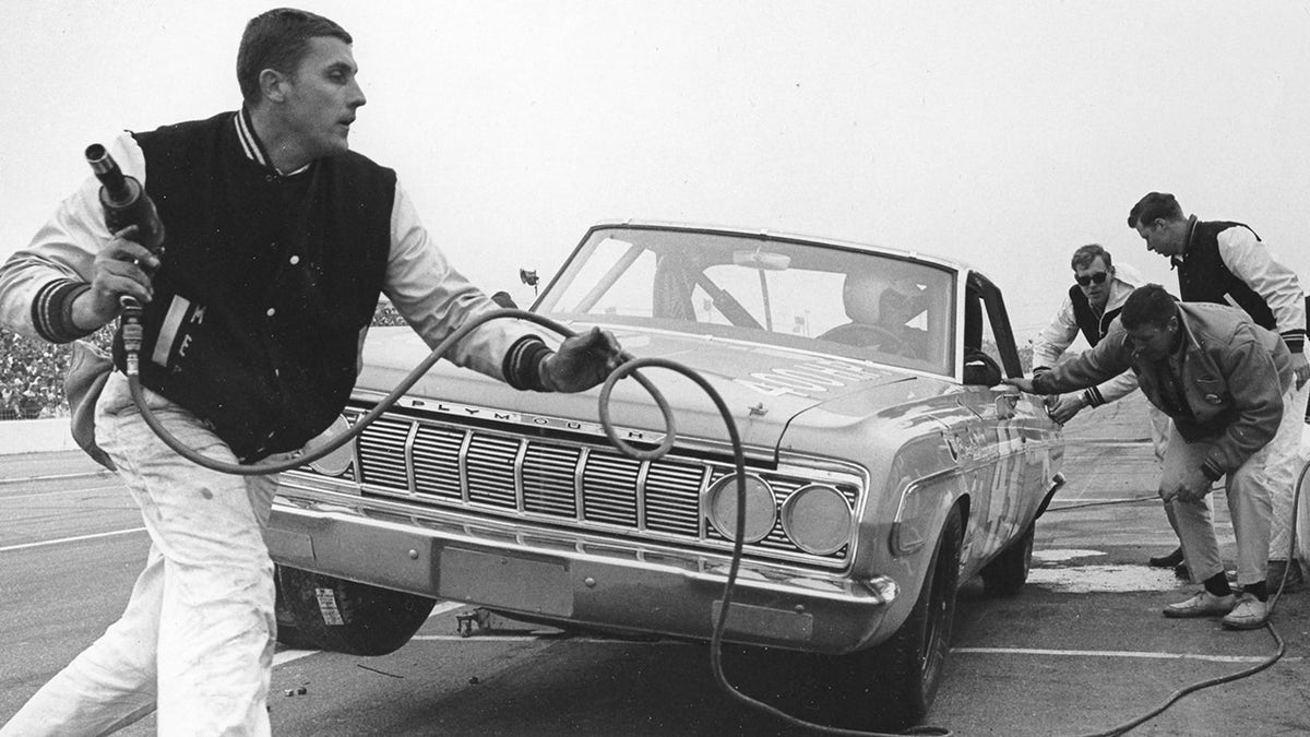 Maurice Petty - holding loops the air hose, helped his brother win the 1964 NASCAR Cup Series championship.