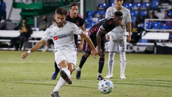 Rossi scores pair, LAFC gets revenge in 4-1 win over Seattle