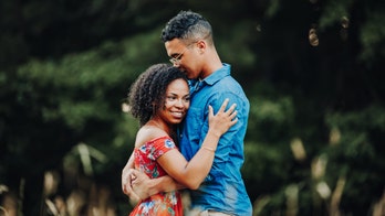 Facebook users root for Virginia singles who met during 'stranger session' photo shoot