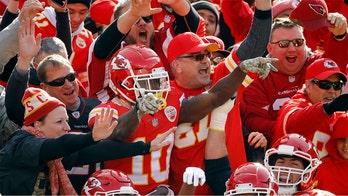 Chiefs' Travis Kelce makes tight end history in win over Chargers