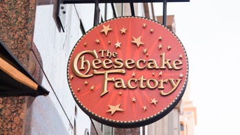 TikTok star uses social media fame to give Cheesecake Factory waitress massive tip