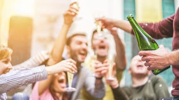 Outdoor diners in New York City hogging tables, over drinking and stealing wine glasses: report