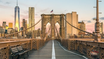 Twitter users praise woman's spontaneous photo of intimate NYC wedding: 'You were meant to be there'