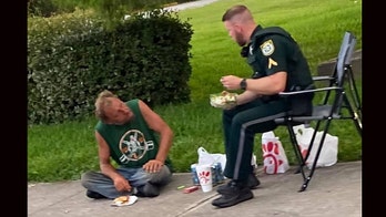 Photo of Florida sheriff's deputy eating lunch with homeless man goes viral