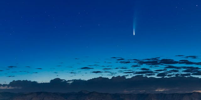 2020年7月9日，星期四，在科罗拉多州大章克申以西的科罗拉多国家纪念碑的大观景台附近，新星彗星在清晨的天空中so翔。新发现的彗星正在穿越地球，提供了天体嗡嗡作响的太阳并扩大尾巴后的夜间表演。 （通过AP的康拉德·恩内斯特）