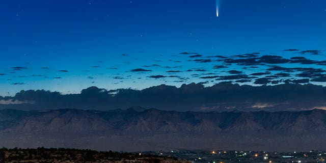 2020年7月9日,星期四,在科罗拉多州大章克申以西的科罗拉多国家纪念碑的大观景台附近,新星彗星在清晨的天空中so翔。新发现的彗星正在穿越地球,提供了天体嗡嗡作响的太阳并扩大尾巴后的夜间表演。 (通过AP的康拉德·恩内斯特)
