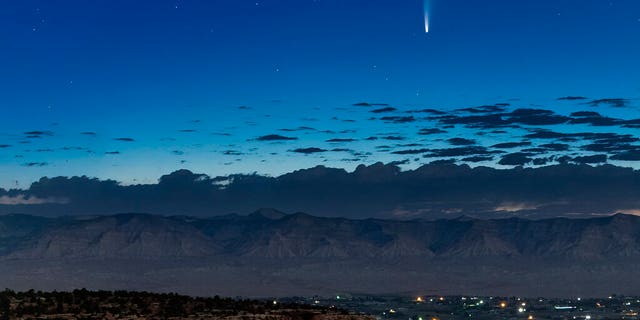 2020年7月9日，星期四，在科罗拉多州大章克申以西的科罗拉多国家纪念碑的大观景台附近，新星彗星在清晨的天空中so翔。新发现的彗星正在穿越地球，提供了天体嗡嗡作响的太阳并扩大尾巴后的夜间表演。 （通过AP的康拉德·恩内斯特）