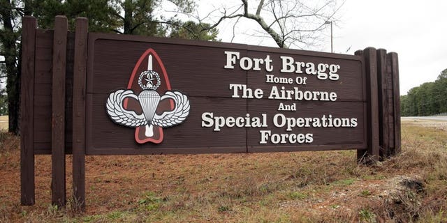 Una imagen de un letrero en Fort Bragg, Carolina del Norte.