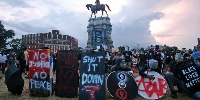 TravelGuides - Virginia to remove Robert E. Lee statue pedestal in Richmond: 'Successful conclusion' 4 Protesters with shields and gas masks wait for police action as they surround the statue of Confederate Gen. Robert E. Lee on Monument Avenue, Tuesday June 23, 2020, in Richmond, Va. jo n(AP Photo/Steve Helber)