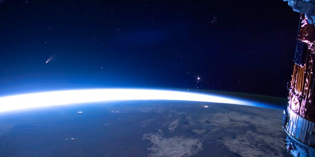 在2020年7月5日星期日从国际空间站拍摄的这张照片中，在美国国家航空航天局发布的这张照片中，在地球上方的东部地平线上看到了地球左上方的Neowise彗星。