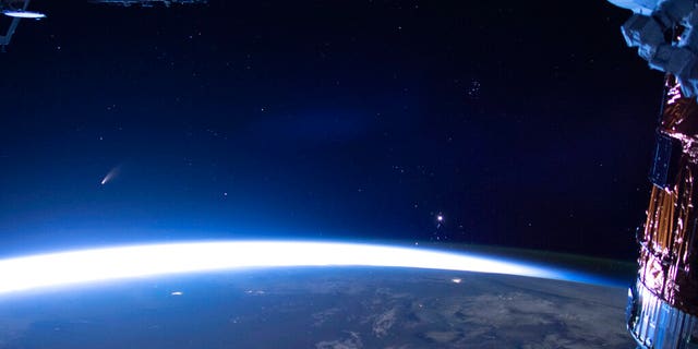 在2020年7月5日星期日从国际空间站拍摄的这张照片中,在美国国家航空航天局发布的这张照片中,在地球上方的东部地平线上看到了地球左上方的Neowise彗星。
