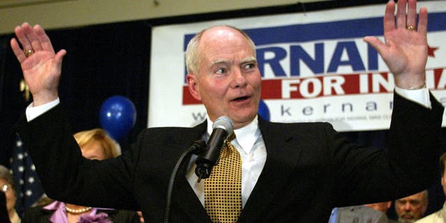 FILE - In this Tuesday, Nov. 2, 2004, file photo, Indiana Gov. Joe Kernan acknowledges the applause of supporters as he concedes to Republican challenger Mitch Daniels in the race for governor in Indianapolis. Kernan has died at age 74. His governor's office chief of staff says Kernan died early Wednesday, July 29, 2020 at a South Bend health care facility. (AP Photo/Michael Conroy, File)