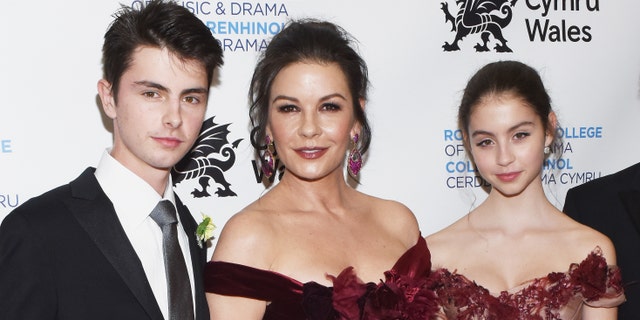 Catherina Zeta-Jones (au centre) avec son fils Dylan Douglas (à gauche) et sa fille Carys Douglas. (Photo par Bonnie Biess / Getty Images)