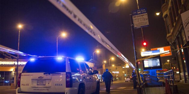 Chicago police officer investigate a crime scene of a gunshot victim. (REUTERS/Jim Young)