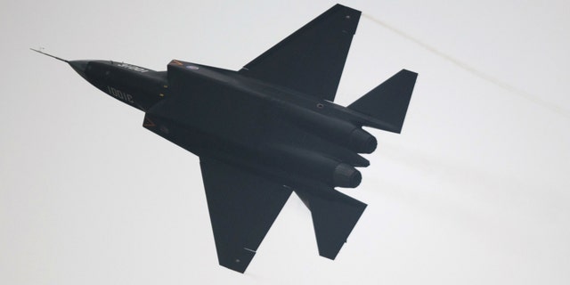 Un chasseur furtif chinois J-31 se produit au Airshow China 2014 à Zhuhai, dans la province du Guangdong (sud de la Chine), le 11 novembre 2014 - photo d'archive. 