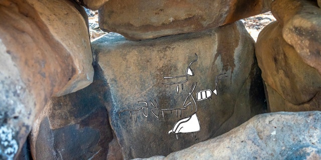 Illustration depicting the dolmen wall murals in the Yehudiya Nature Reserve. Illustration: Hagit Tahan, Israel Antiquities Authority. (Photo: Yaniv Berman, Israel Antiquities Authority)