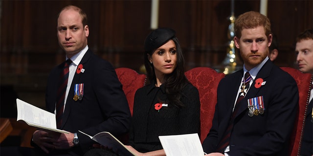 왼쪽에서: 프린스 윌리엄, 케임브리지 공작, Meghan Markle and Prince Harry attend an Anzac Day service at Westminster Abbey on April 25, 2018, 런던에서, 영국. 