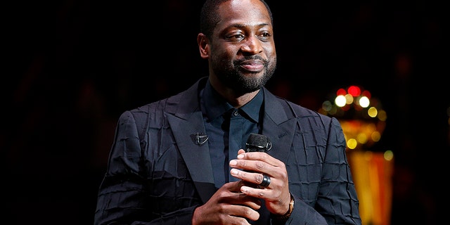 El exjugador de los Miami Heat, Dwyane Wade, habla a la multitud durante la ceremonia de retiro de su camiseta en el American Airlines Arena el 22 de febrero de 2020 en Miami, Florida.