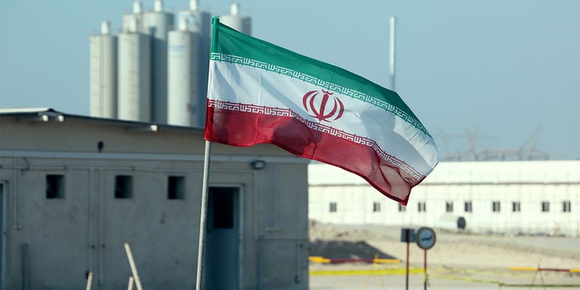 Une photo prise le 10 novembre 2019 montre un drapeau iranien dans la centrale nucléaire iranienne de Bushehr, lors d'une cérémonie officielle pour lancer les travaux sur un deuxième réacteur de l'installation.  - Bushehr est la seule centrale nucléaire d'Iran et fonctionne actuellement avec du carburant importé de Russie qui est étroitement surveillé par l'Agence internationale de l'énergie atomique de l'ONU.  (Photo d'ATTA KENARE / AFP) (Photo d'ATTA KENARE / AFP via Getty Images)