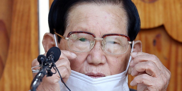 Lee Man-hee, a leader of Shincheonji Church of Jesus, attends at a press conference in Gapyeong, South Korea, Monday, March 2, 2020. In the hastily arranged news conference Lee, the 88-year-old leader of a religious sect which has the country’s largest cluster of infections, bowed down on the ground twice and apologized for causing the “unintentional†spread of the recent coronavirus disease. (Kim Ju-sung/Yonhap via AP)