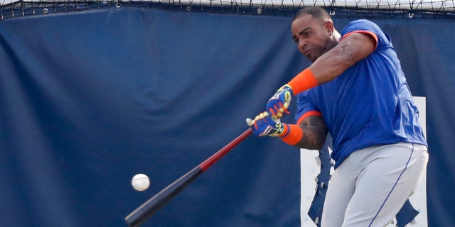 New York Mets Michael Conforto, left, watches as Yoenis Cespedes takes batting practice in the cage before an exhibition game against the New York Yankees, Sunday, July 19, 2020, at Yankee Stadium in New York. (AP Photo/Kathy Willens)