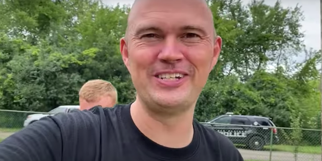 Torben Søndergaard de The Last Reformation s'exprimant lors d'une réunion de réveil dans une banlieue de Chicago après la visite de la police sur les lieux.