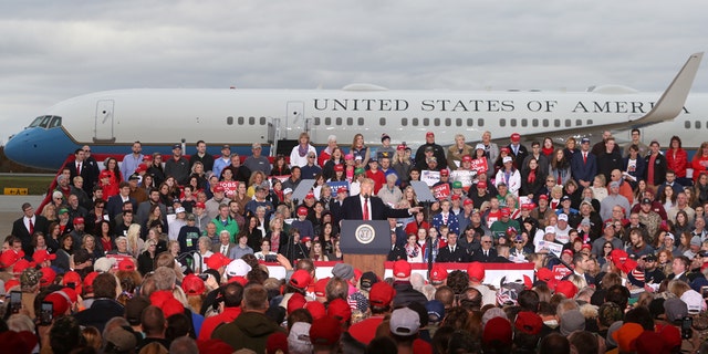 With AirForce One as a backdrop, U.S. President Donald Trump holds a campaign rally at Huntington Tri-State Airport in Huntington, West Virginia, U.S., November 2, 2018. REUTERS/Cathal McNaughton - RC1ED1C13550