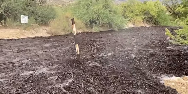 Les Responsables Du Comté Ont Déclaré Qu'En Plus De L'Eau Précipitée, Les Crues Soudaines Et Les Flux De Débris Associés Entraînaient De Grandes Quantités De Matériaux Brûlés.